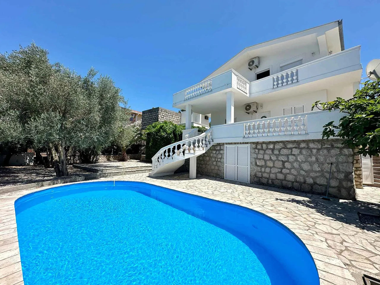 Haus mit Meerblick und Swimmingpool in Utjeha